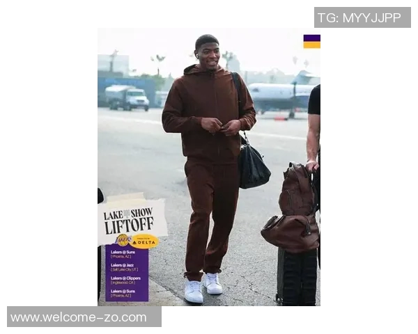 湖人队启程前往凤凰城客场比赛登机照曝光全队士气高涨